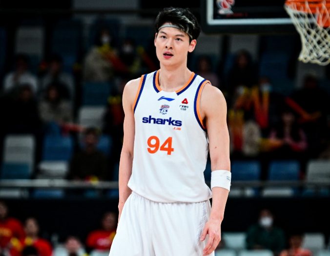 乐鱼娱乐平台-本土内线PK！王哲林24+17+9前板完胜周琦 总分超刘炜豪取19连胜